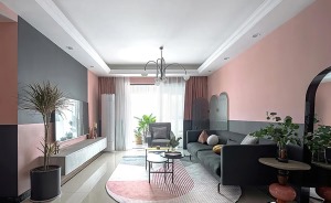 客厅内色彩选择以简单舒适为主，拼色墙面在造就空间高级感的同时，还带来了不一样的视觉体验