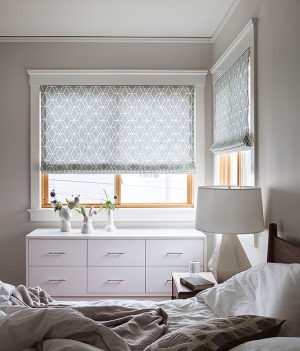 卧室以白色为主调，飘窗定制的储物柜，搭配简约的窗帘，给空间注入了北欧的气质