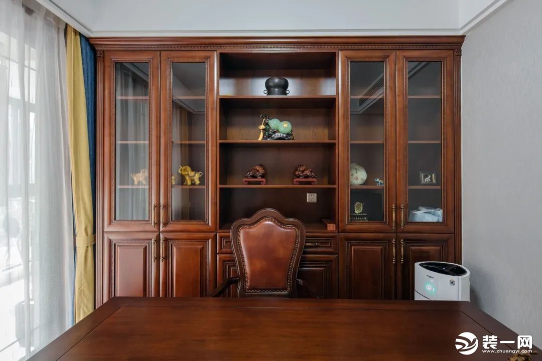 锦悦青山欧式风格书房设计，以欧式风格的红木家具为主，书房里装上这样一套家具，书房的效果就出来了。