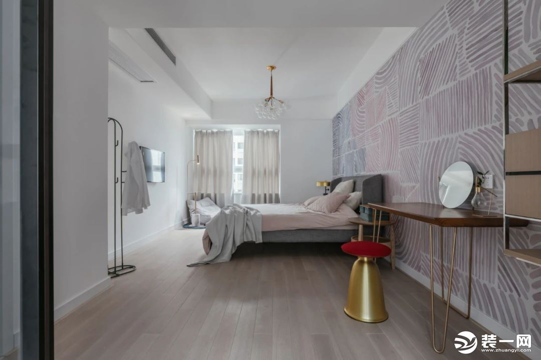 【南宁创艺装饰】华润万象华府卧室的设计简约舒适，背景墙上的壁纸很吸睛。