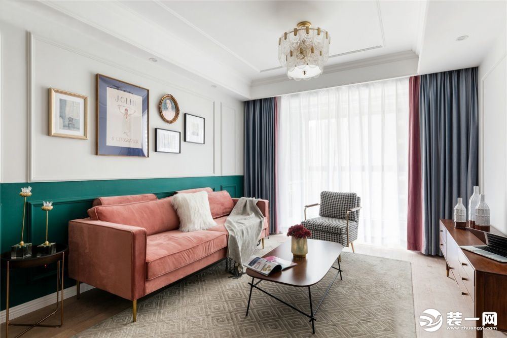 麒麟山客厅的装修中，蟹粉色的沙发与墨绿的墙壁，色彩活泼，营造轻松的客厅氛围。