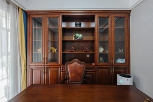 锦悦青山欧式风格书房设计，以欧式风格的红木家具为主，书房里装上这样一套家具，书房的效果就出来了。