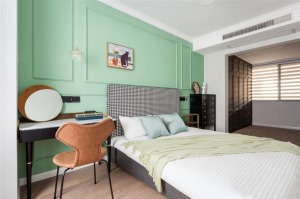 麒麟山装修卧室，亮点在于大胆的豆绿色的运用，空间氛围清新自然。
