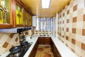 厨房采用全实木门板材料