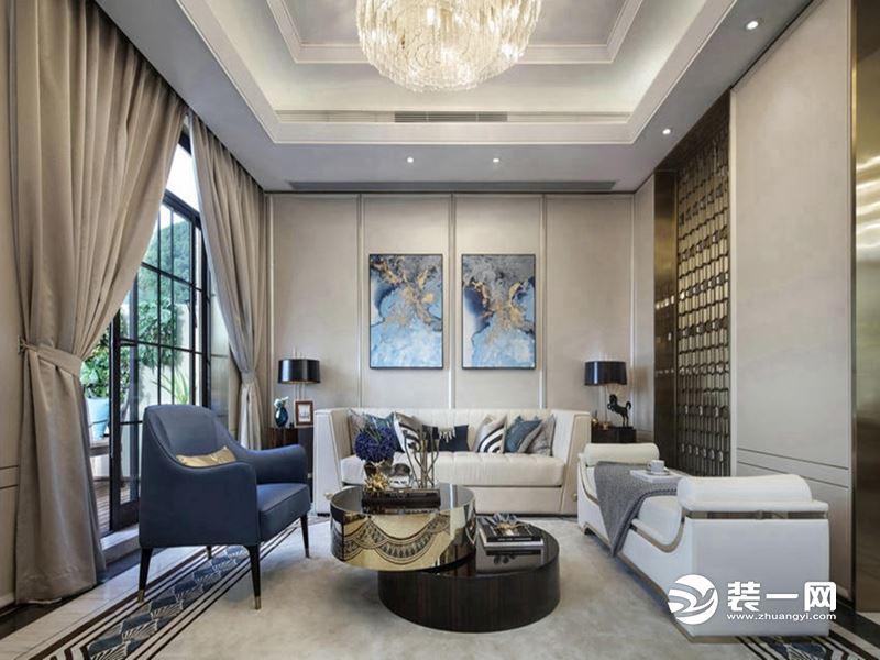 客厅整体空间为浅色系，线条简洁硬朗，象牙白的背景色，奠定了空间低调的质感、优雅的基调。设计师采用大量