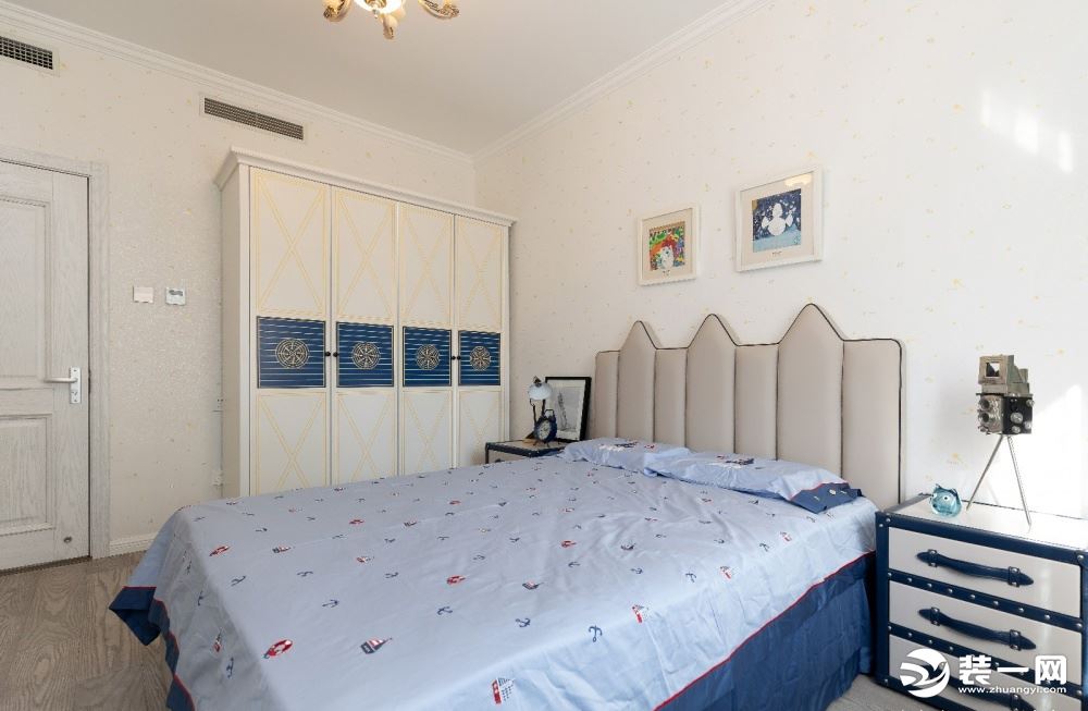 孩子房的床上用品也是采用海蓝湖蓝等蓝色系以衬托纯白的背景色，整体看上去非常的清新明亮。