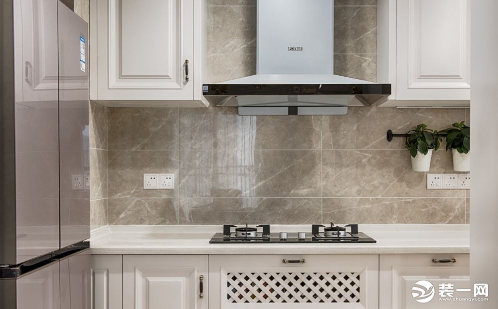 厨房的柜子也是使用的白色橱柜，其造型和合理的设计造就了其中的储物空间非常丰富。