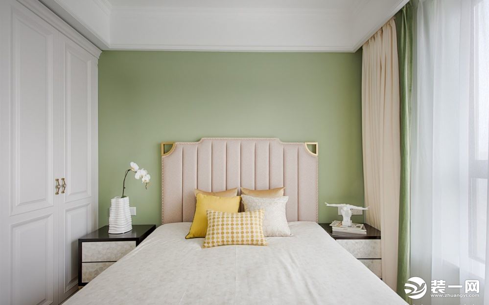 卧室的设计和家具搭配较为简洁实用，没有过多的家具占用空间。