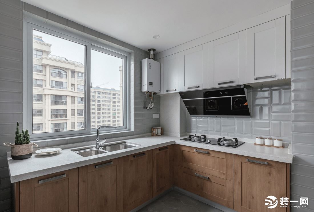 厨房由于空间和些许细节方面的限制设计安装的是“L”型橱柜和操作台，相对实用性比较好一些。