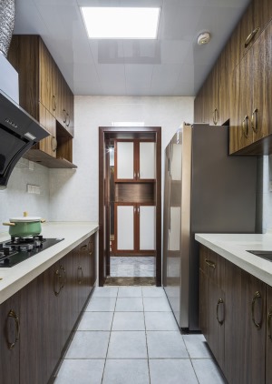 廚房采用的集成式吊頂，保證了良好的采光和通風性，而且吊柜和櫥柜設計較多，實用性比較好。