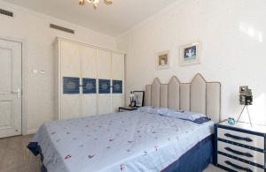 孩子房的床上用品也是采用海蓝湖蓝等蓝色系以衬托纯白的背景色，整体看上去非常的清新明亮。