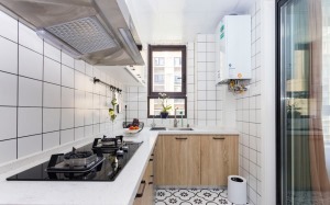 厨房装修搭配可谓非常小清新了，木质的橱柜搭配白色的墙地砖，显得非常干净。