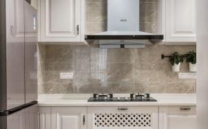 厨房的柜子也是使用的白色橱柜，其造型和合理的设计造就了其中的储物空间非常丰富。