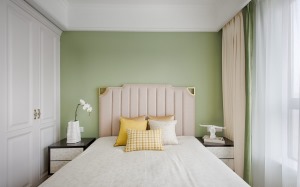 臥室的設計和家具搭配較為簡潔實用，沒有過多的家具占用空間。