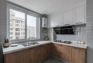 厨房由于空间和些许细节方面的限制设计安装的是“L”型橱柜和操作台，相对实用性比较好一些。