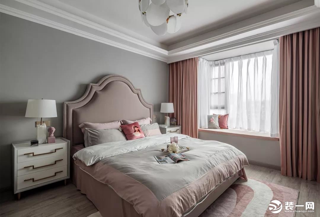 挺喜欢这个卧室的设计，布艺软包靠背的床带有淡淡的粉色，窗帘、飘窗坐垫和地毯起到相互呼应的效果，