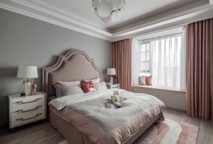 挺喜欢这个卧室的设计，布艺软包靠背的床带有淡淡的粉色，窗帘、飘窗坐垫和地毯起到相互呼应的效果，