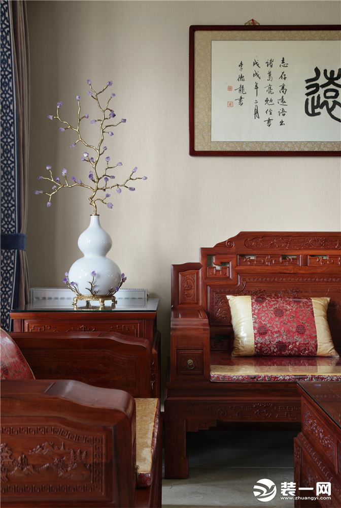 中式风格的构成主要体现在传统家具，装饰品以黑、红为主的装饰色彩上
