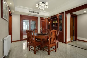 室内多采用对称式，格调高雅，造型简朴优美，色彩浓重而成熟。