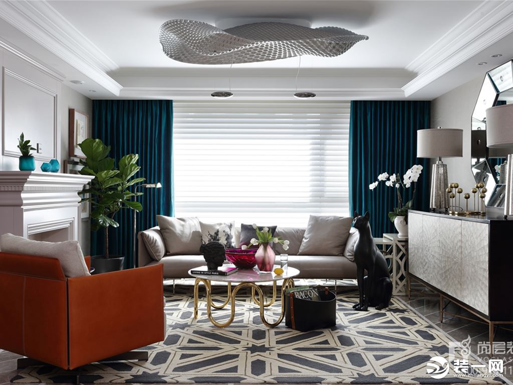 整个公寓采用了大量的高级灰与蓝色不同程度的体现对比关系下，通过欧式的造型与现代线条体现高冷下的柔和
