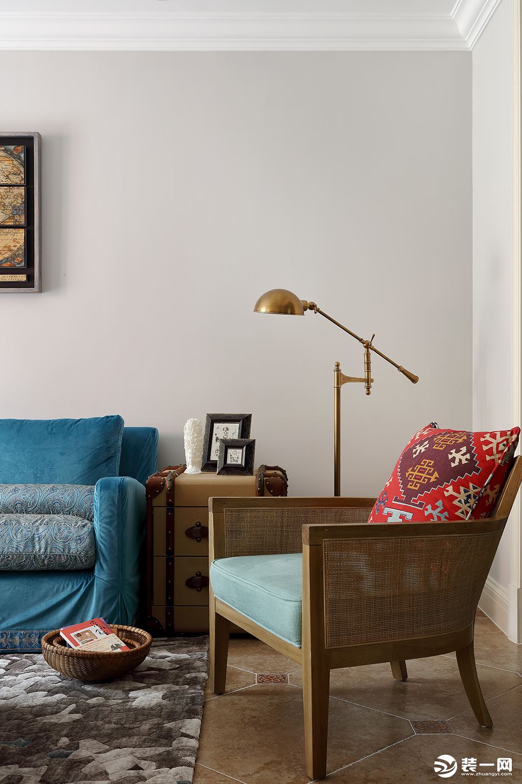 休闲区选用蓝色主沙发跳出整体暖色，整体舒缓的暖黄灰色调占据着视野