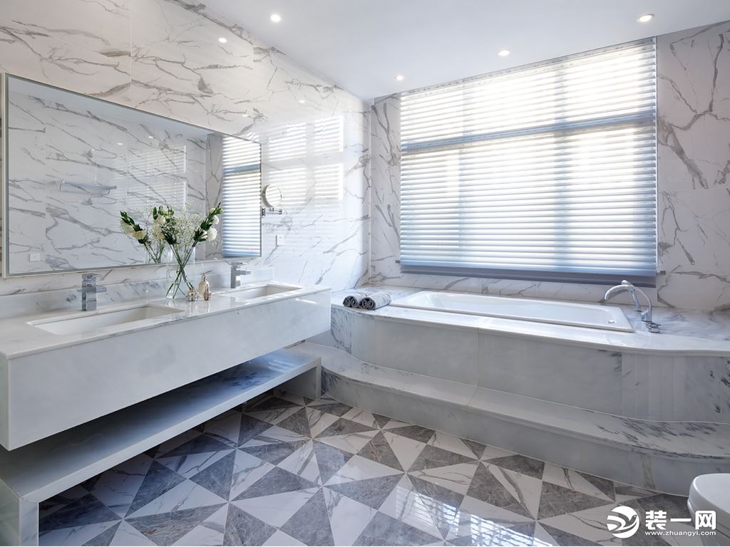 宽大明亮的卫生间简洁实用，瓷砖的有机排列丰富了空间的灵动，浴缸的台阶设计有细致的人文关怀