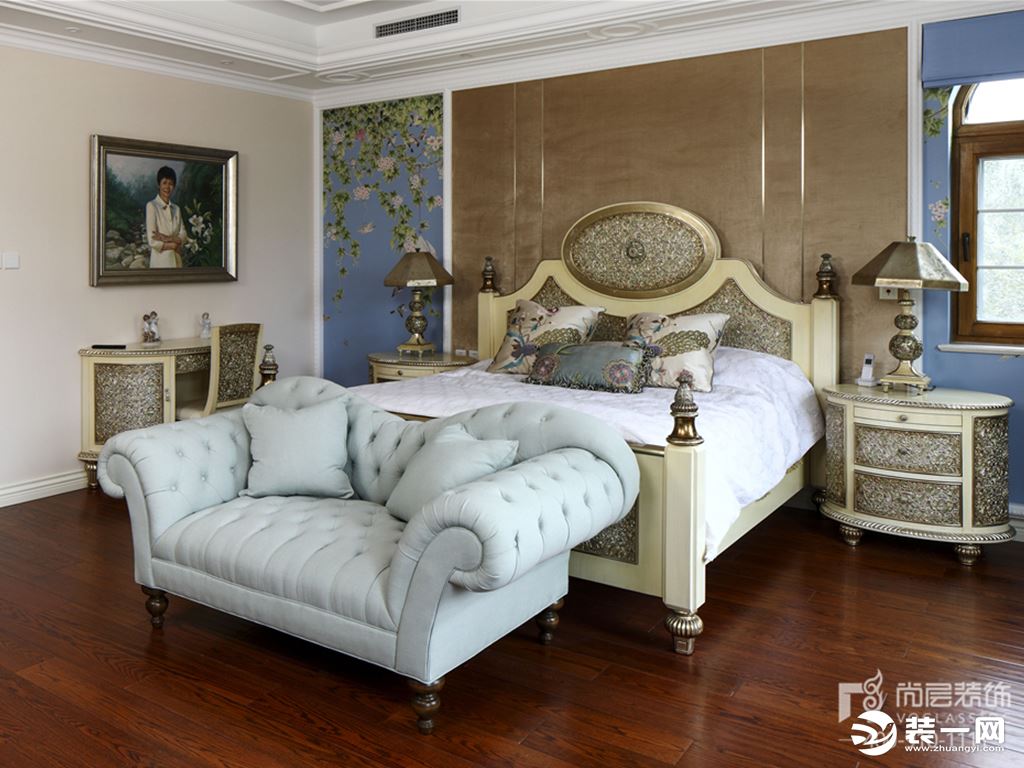 卧室的设计很有欧式风格的特点，壁纸的装饰简洁大方，雕花柜子细腻大气