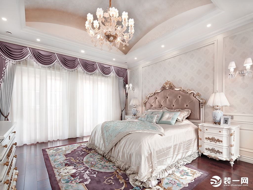 卧室雕饰精美、色调细腻，特别是大面积印花图案的点缀