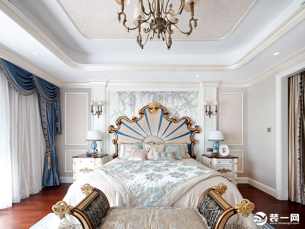 主卧的设计与客厅的设计如出一辙，法式家具搭配蓝色地毯，既有空间的奢华感，也有新古典主义的温馨和舒适