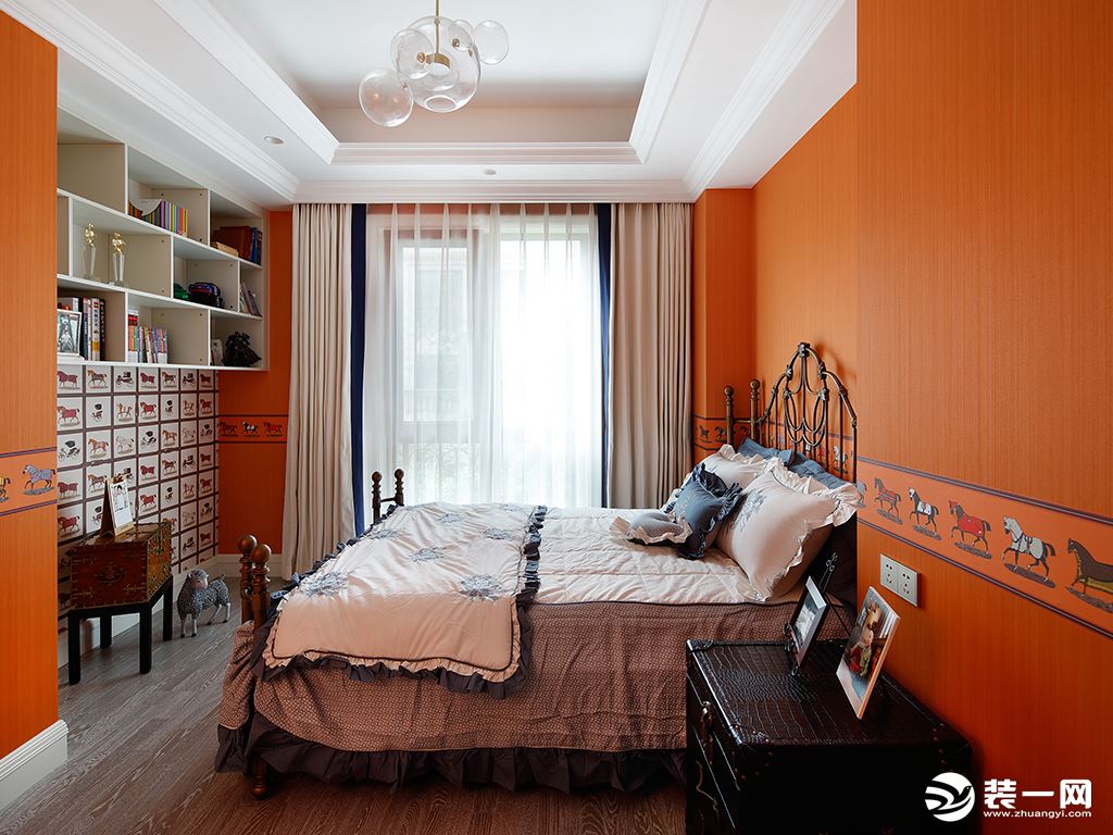 次卧的设计将青花瓷的元素放在了床和窗帘的装饰上，而设计师把整个墙壁设计成了橙色，橙色给人感觉是欢快明