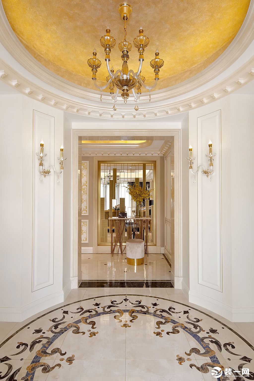 门厅运用了圆形设计，蜡烛形状的灯光加上明亮的地板，凸显了主人对于礼序的仪式感。