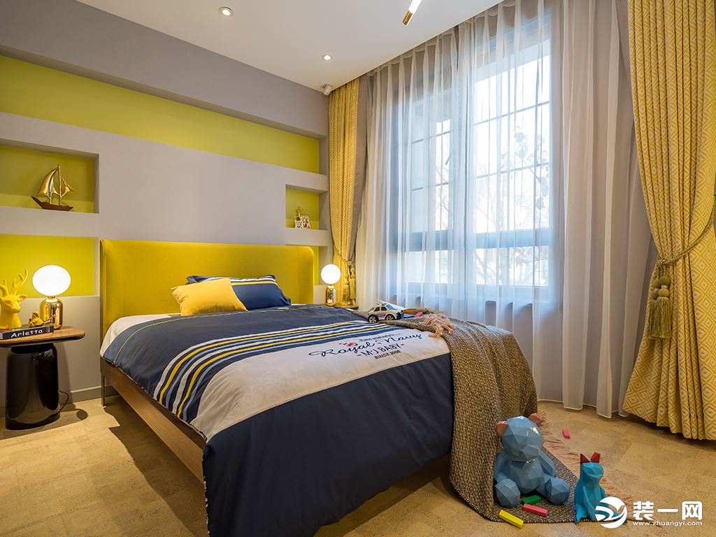 儿童房既有强烈的红色，又有纯净的白、明亮的黄、玫粉色装点了整个空间，让空间更清新明亮，处处充满生机与