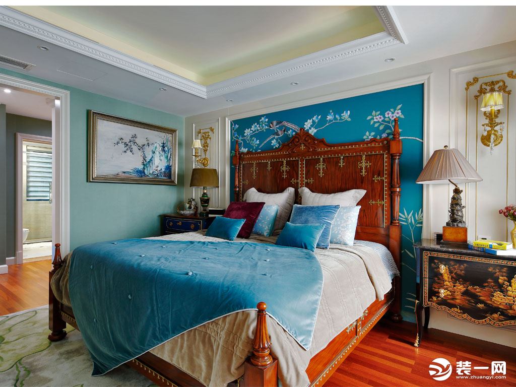 雅致的蓝色壁纸与抱枕、窗帘相映成趣，风情万种。黑色描金的矮柜镶花刻金，是整个房间的点睛之笔