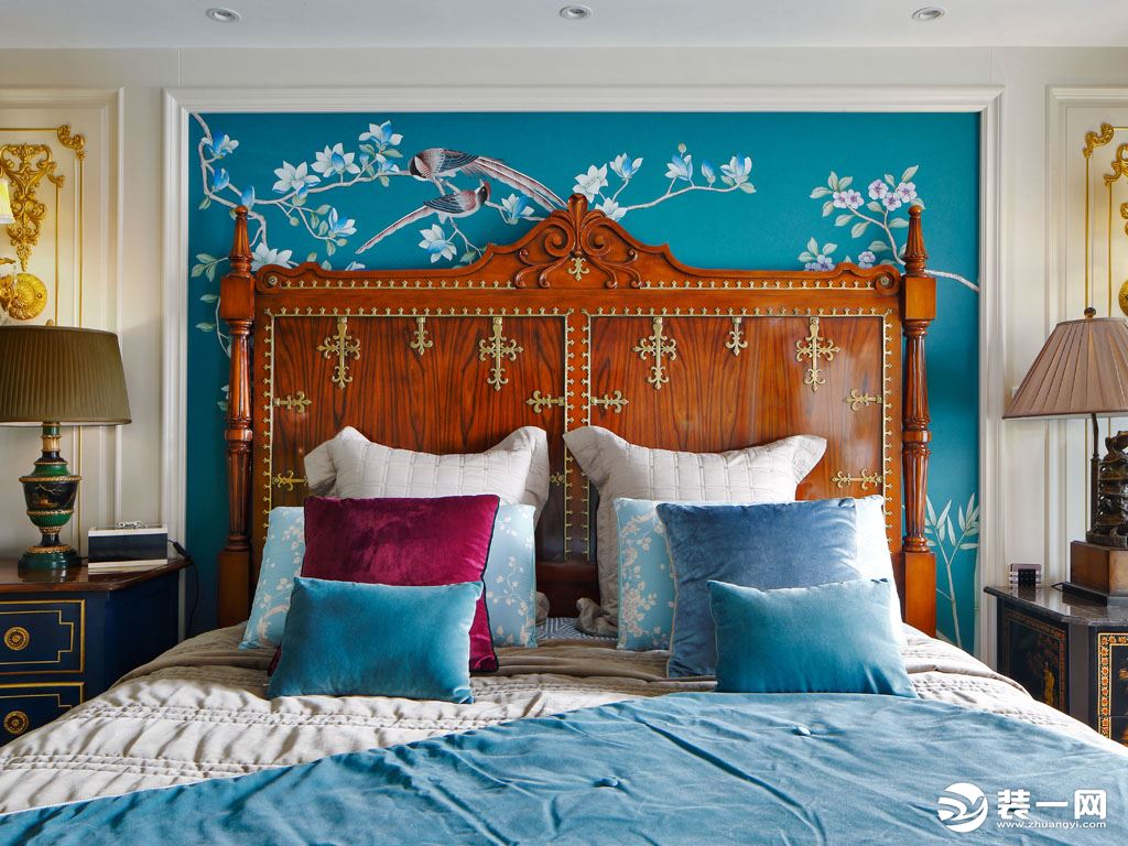 床头上方镶嵌壁灯，暖色的光线使卧室更具浪漫舒适的温情。