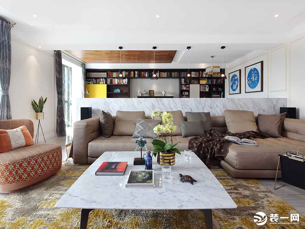 中性色调的空间加入活力色调的家居，好似徐徐展开的丹青画卷。