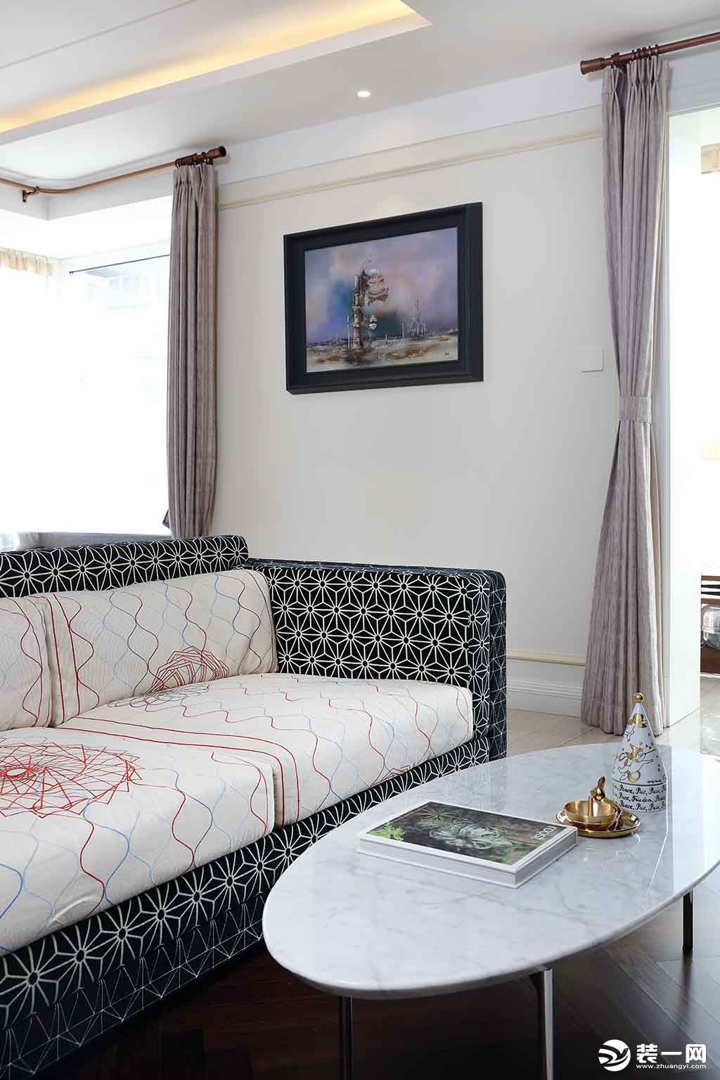 自然浪漫的卧室空间，床品的配色选择宜清新雅致，与淡雅宁静的背景色打造舒适柔和的视感