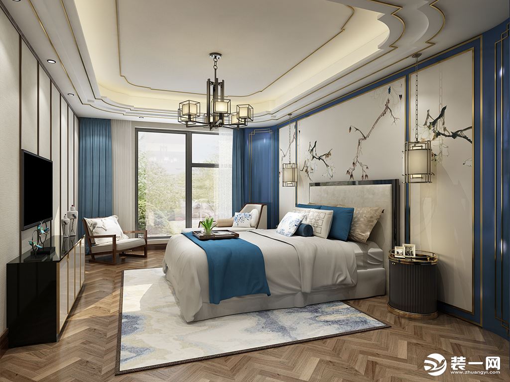 卧室吊顶十分简单，内嵌铜条的方式、色泽淡雅的花鸟床头背景、地面人字拼地板