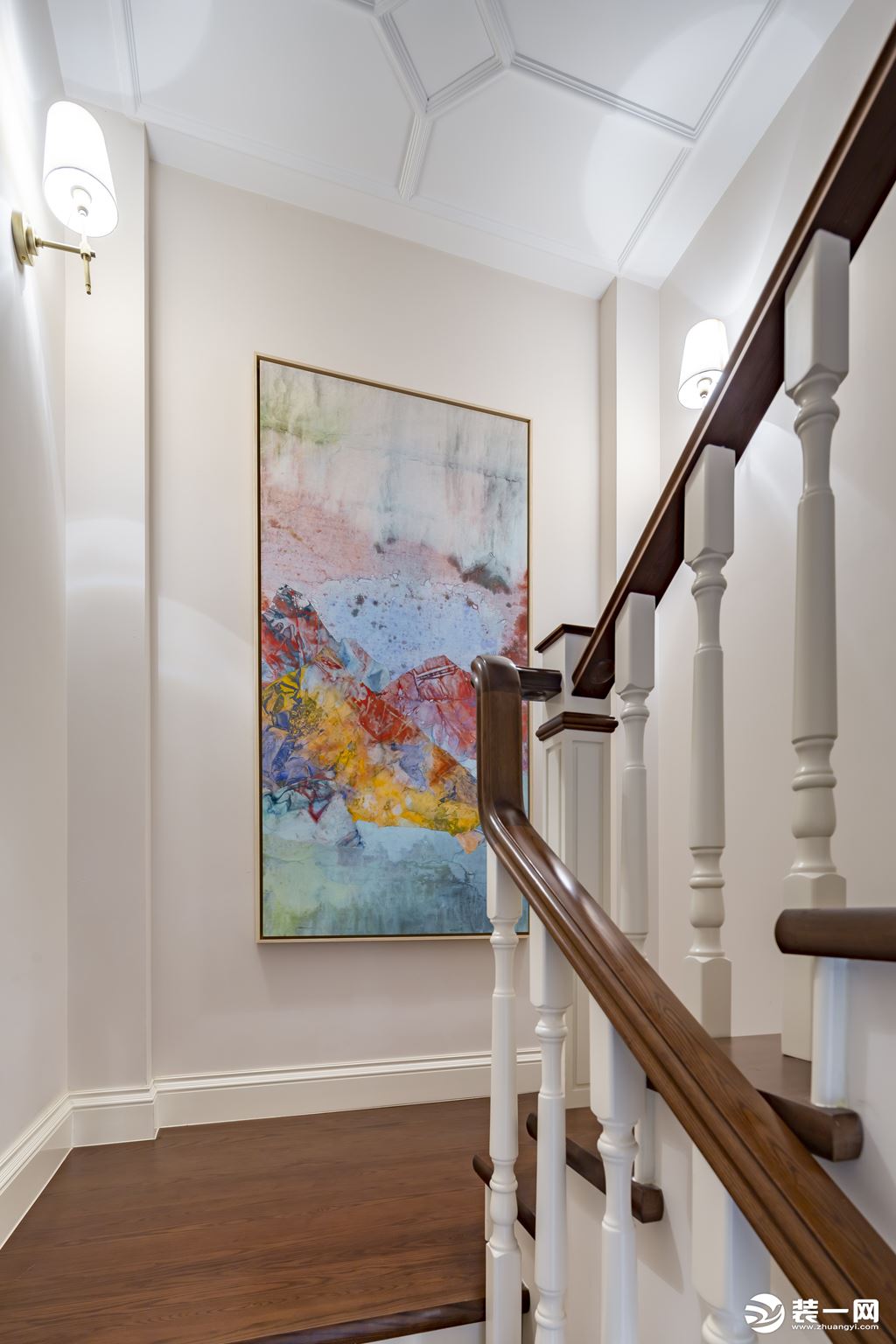 楼梯采用白色和深色的色彩搭配设计，表现出西方主义的典雅和高贵，墙面上以印象派油画进行装饰，让空间更加