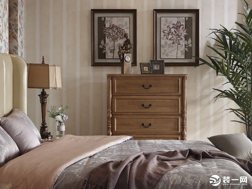 现代美式风格的床加上中国传统的复古颜色的床头柜，两者融合的如此完美和谐。