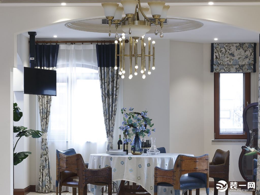 餐厅绿植的设计和兰花的窗帘相呼应，营造了一种温馨浪漫的生活氛围。