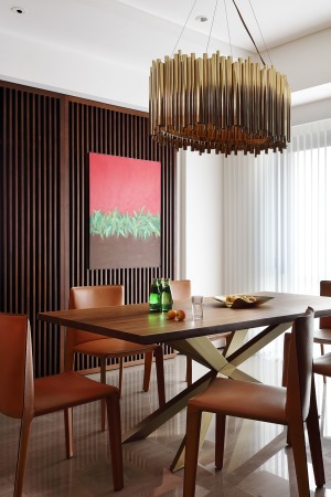 原木色餐桌及围栏，皮质简约造型餐椅，具有垂坠感的吊灯，让整个餐厅空间简约而不失高雅。