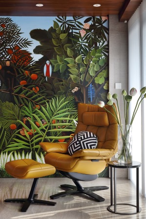 巨幅热带丛林主题的油画铺满茶室的一面墙，衬的整个空间都活泼灵动起来，在这里的每一分每一秒