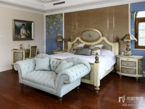 卧室的设计很有欧式风格的特点，壁纸的装饰简洁大方，雕花柜子细腻大气