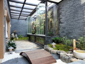 室外花園的設計運用了古典園林的設計元素，運用不同種類的植物進行寫意，小橋搭配鵝卵石，展現了花園的含蓄