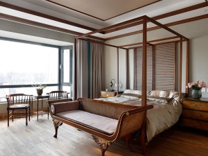 床铺上增加了木质框架的设计，与顶部木质外框和地板形成呼应，使整体更加和谐。