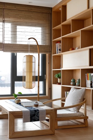 书房的设计给人感觉非常的淡雅和宁静。木质桌椅的设计加上木质书架的设计，给人一种淡泊名利的感觉。