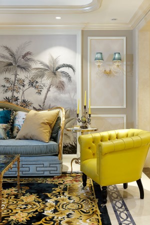 客厅的设计以法式家具为主，蓝灰色的沙发搭配注入青花瓷元素的地毯，体现出主人的古典主义。