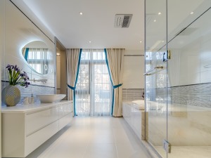 白色的大理石台面和同色系地板在视觉上增大了整个空间，也更加的洁净舒适