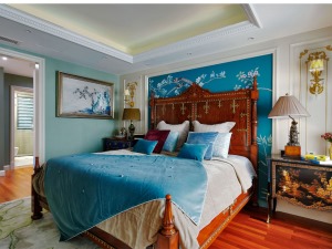 雅致的蓝色壁纸与抱枕、窗帘相映成趣，风情万种。黑色描金的矮柜镶花刻金，是整个房间的点睛之笔