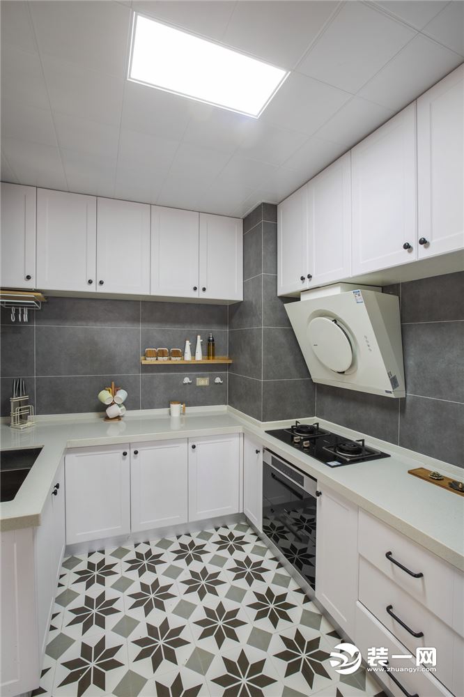 厨房的设计大致采用白色为基调，使空间有更好的一个延展性。餐边柜两面上下都可储物，极大的增加了房屋的储